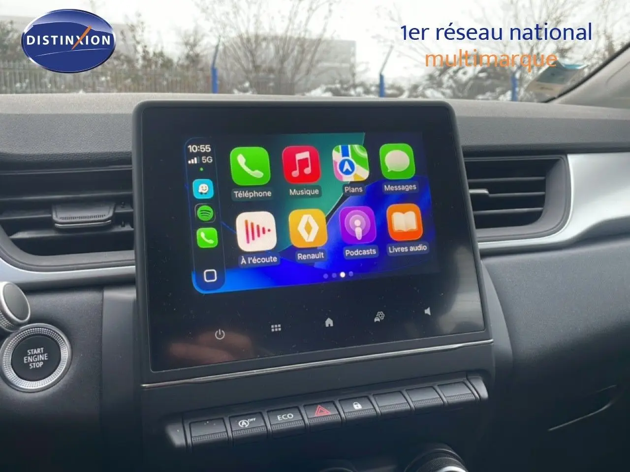 Vue rapprochée de l’écran tactile central du Renault Captur 2020 avec interface Apple CarPlay affichée.