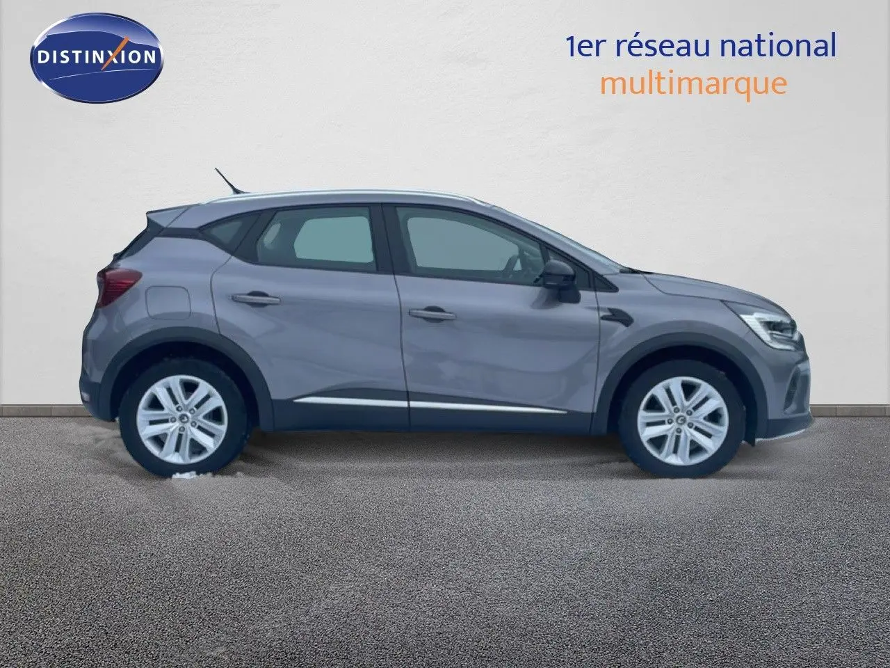 Vue de profil côté gauche d'un Renault Captur gris Cassiopée métallisé, avec jantes alliage et lignes épurées.