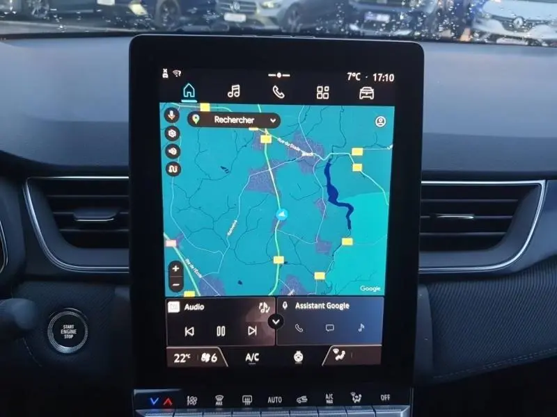 Écran tactile central du tableau de bord du Renault Captur 2025, affichant la navigation GPS en intérieur noir.