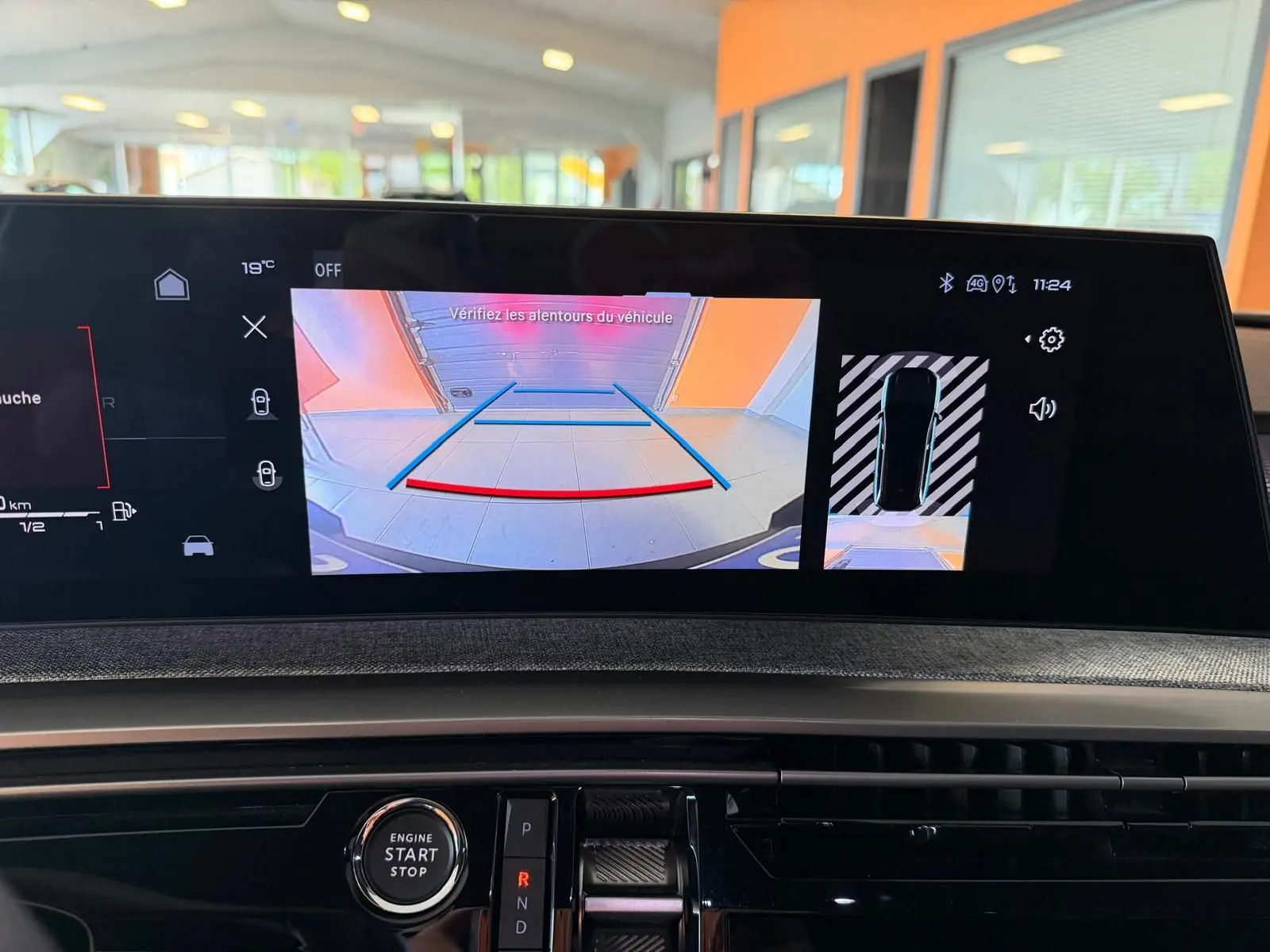Écran HD 21’’ du Peugeot 5008 Hybrid GT montrant la caméra de recul et l’aide au stationnement en intérieur.