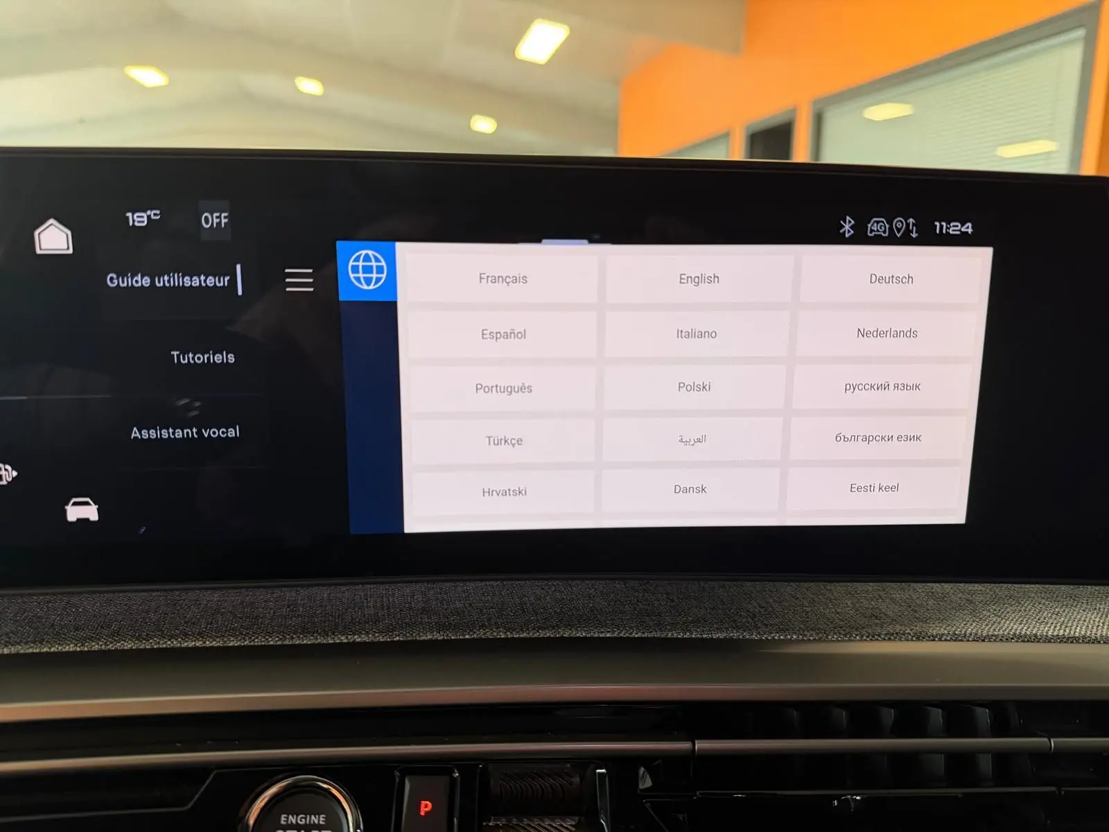 Écran tactile HD 21’’ du Peugeot 5008 Hybrid 145 GT affichant le menu de sélection des langues.