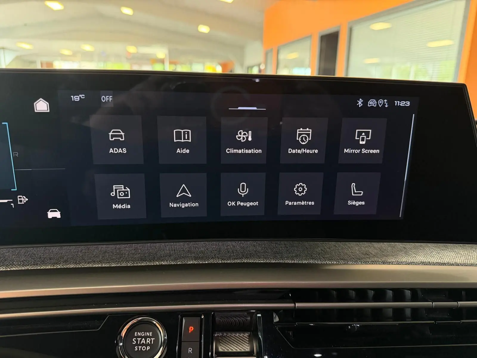 Écran tactile HD 21’’ du Peugeot 5008 Hybrid 145 GT, affichant les options de climatisation et navigation.