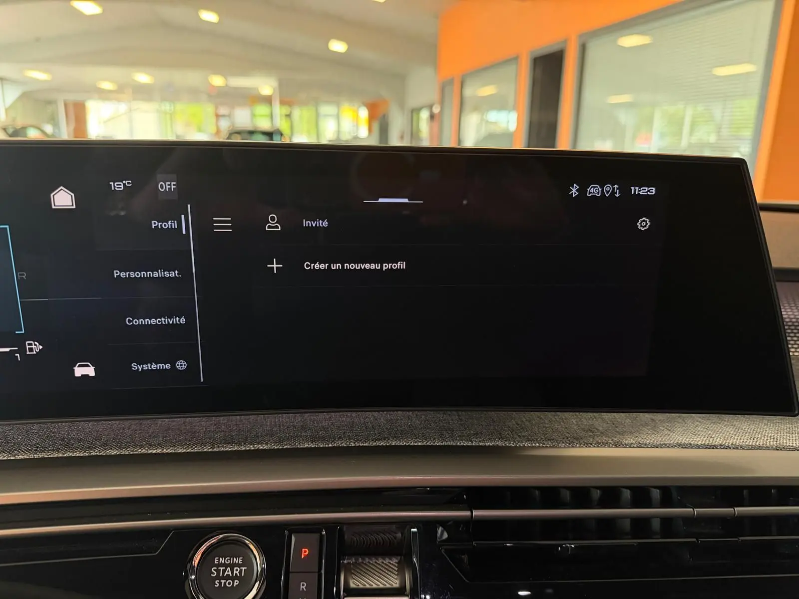 Écran tactile HD 21’’ du Peugeot 5008 Hybrid 145 GT, affichant le menu profils dans un intérieur moderne.