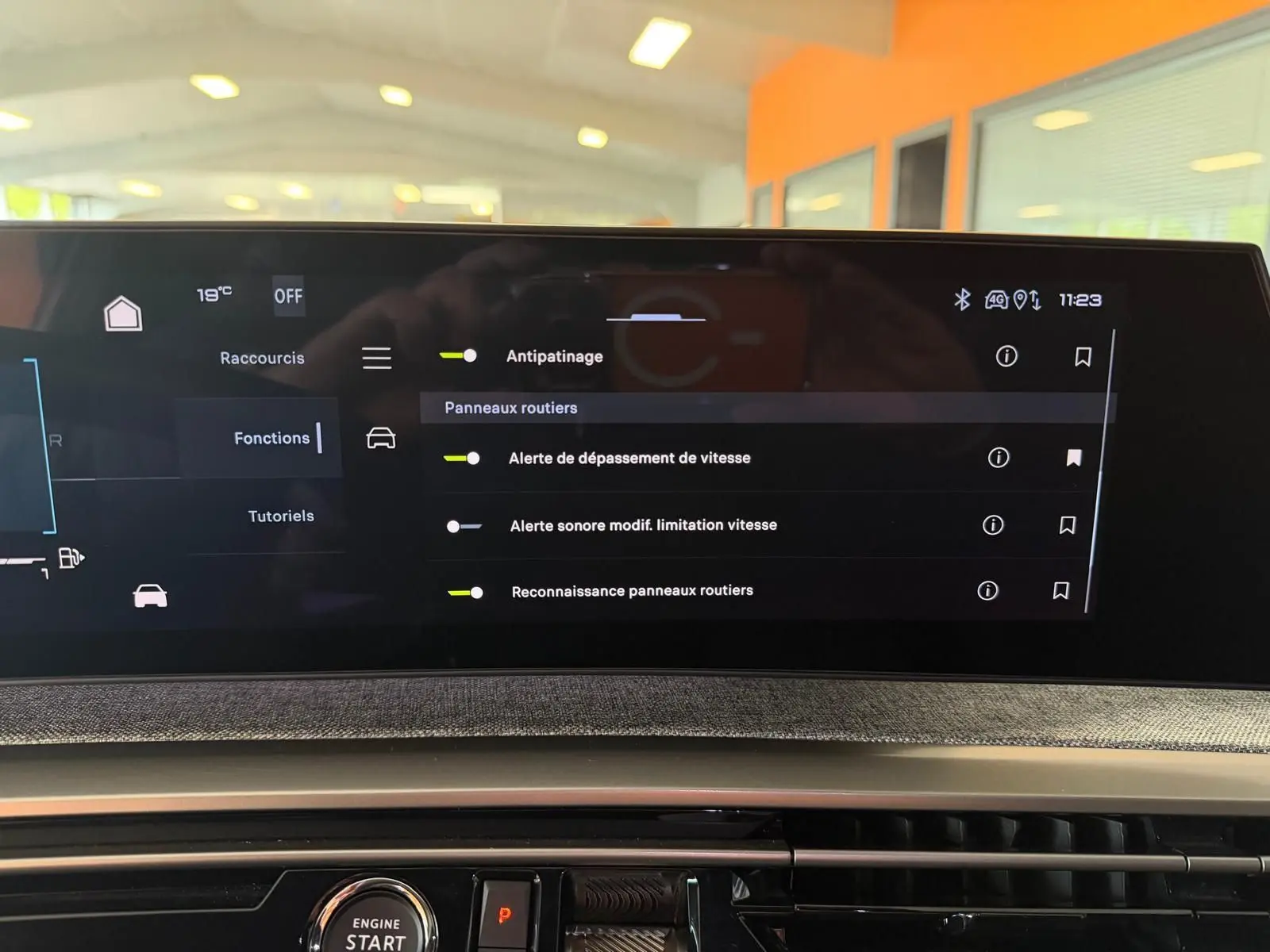 Écran HD 21’’ du Peugeot 5008 Hybrid 145 GT affichant les réglages d’aides à la conduite, intérieur tissu clair.