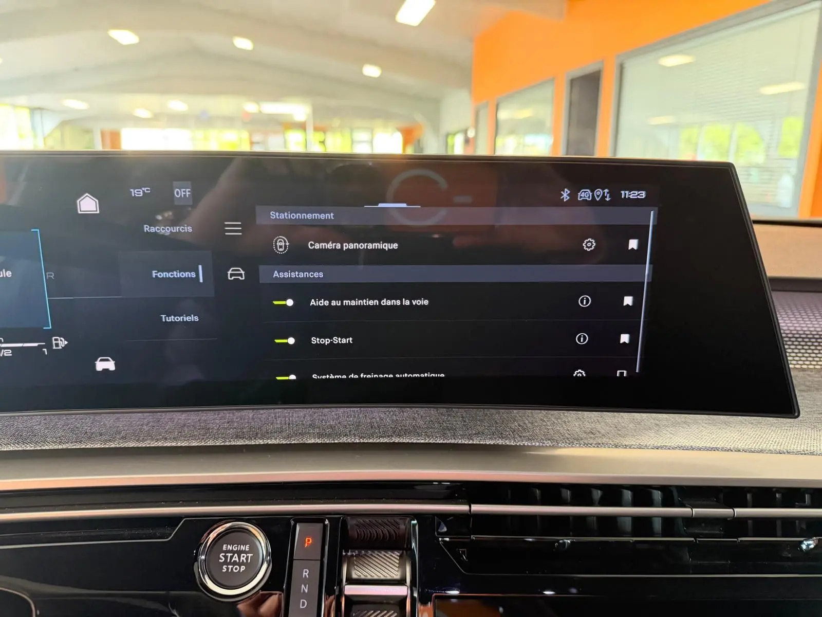 Vue rapprochée de l’écran tactile HD 21’’ du Peugeot 5008 Hybrid 145 GT, affichant les aides à la conduite.
