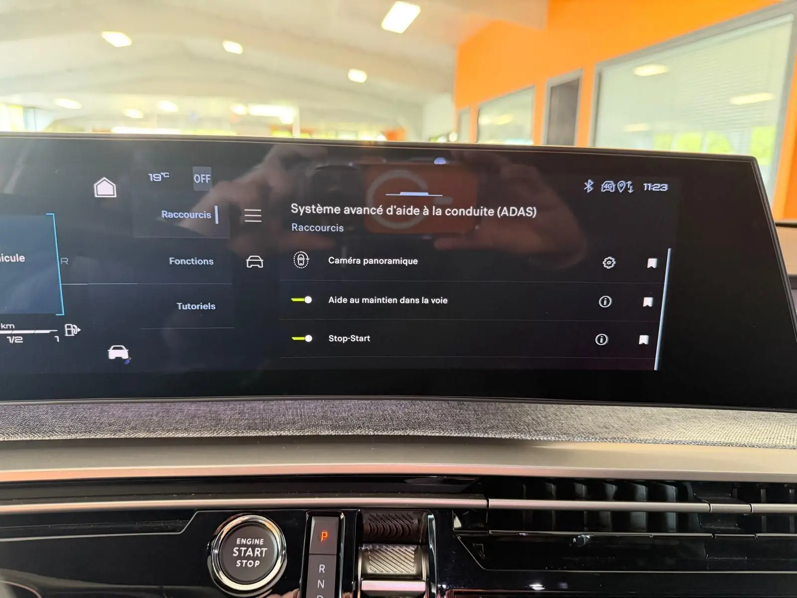 Vue rapprochée de l’écran central HD 21’’ du Peugeot 5008 Hybrid 145 GT, avec interface d’aide à la conduite affichée.