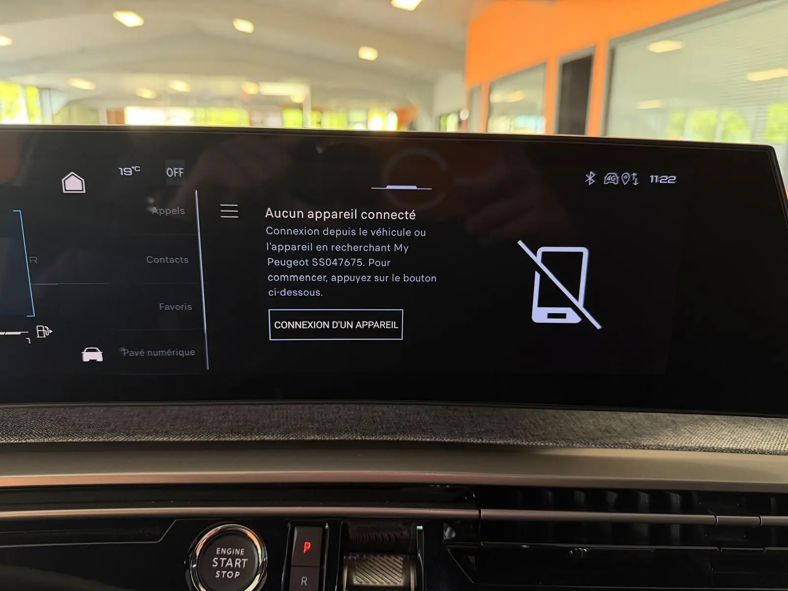Écran central HD 21’’ du Peugeot 5008 Hybrid 145 GT 2025, affichant le menu de connexion smartphone.