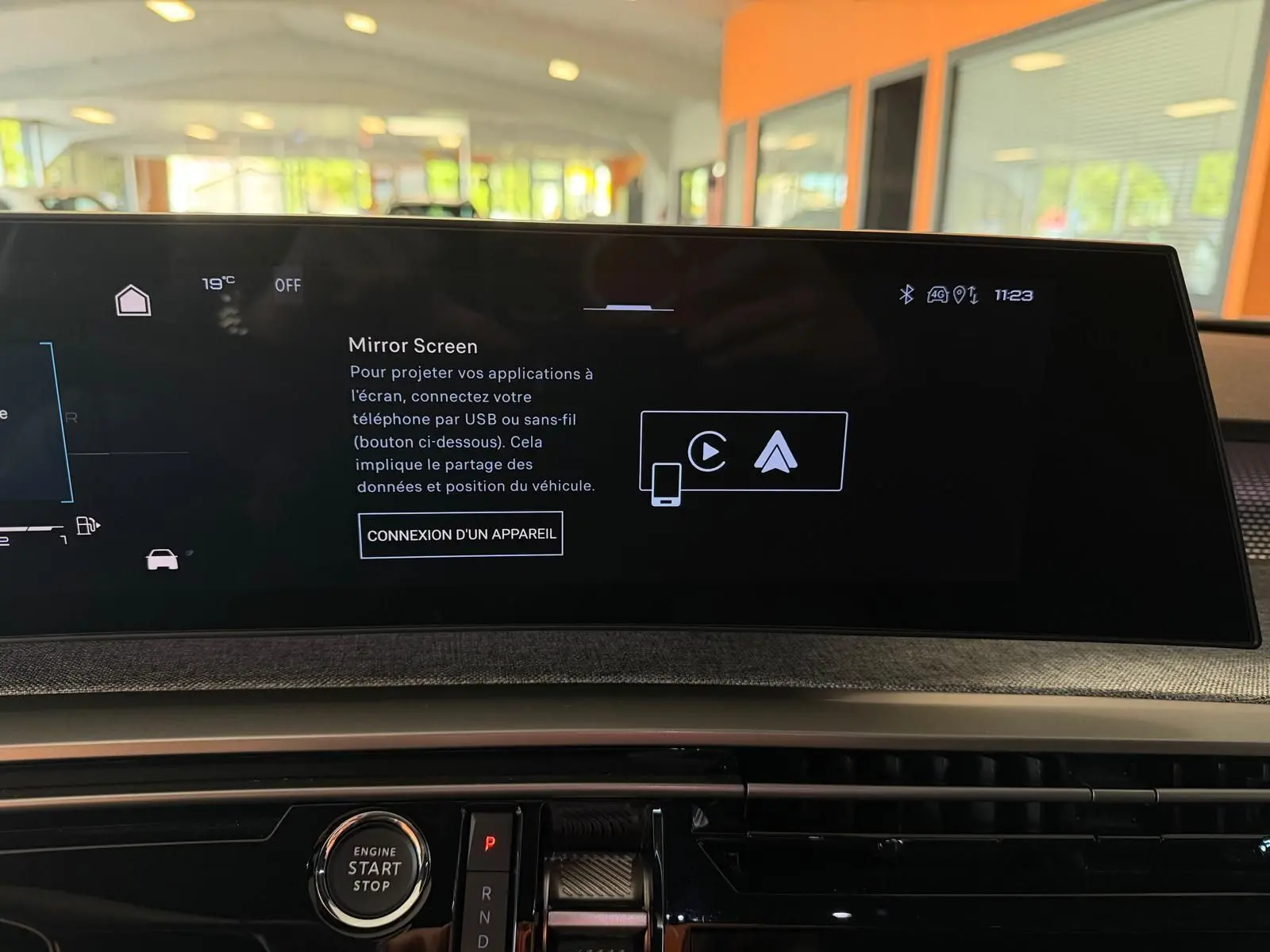 Vue intérieure du tableau de bord du Peugeot 5008 Hybrid 145 GT avec écran HD 21’’ et bouton start/stop.