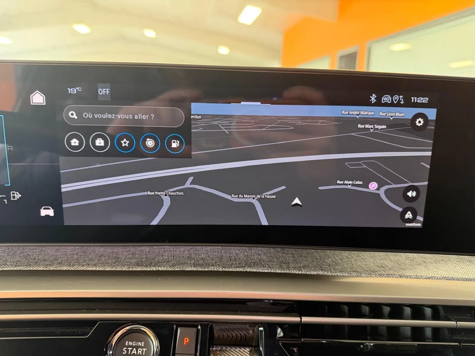 Vue rapprochée de l’écran GPS HD 21’’ du Peugeot 5008 Hybrid 145 GT avec tableau de bord tissu gris.