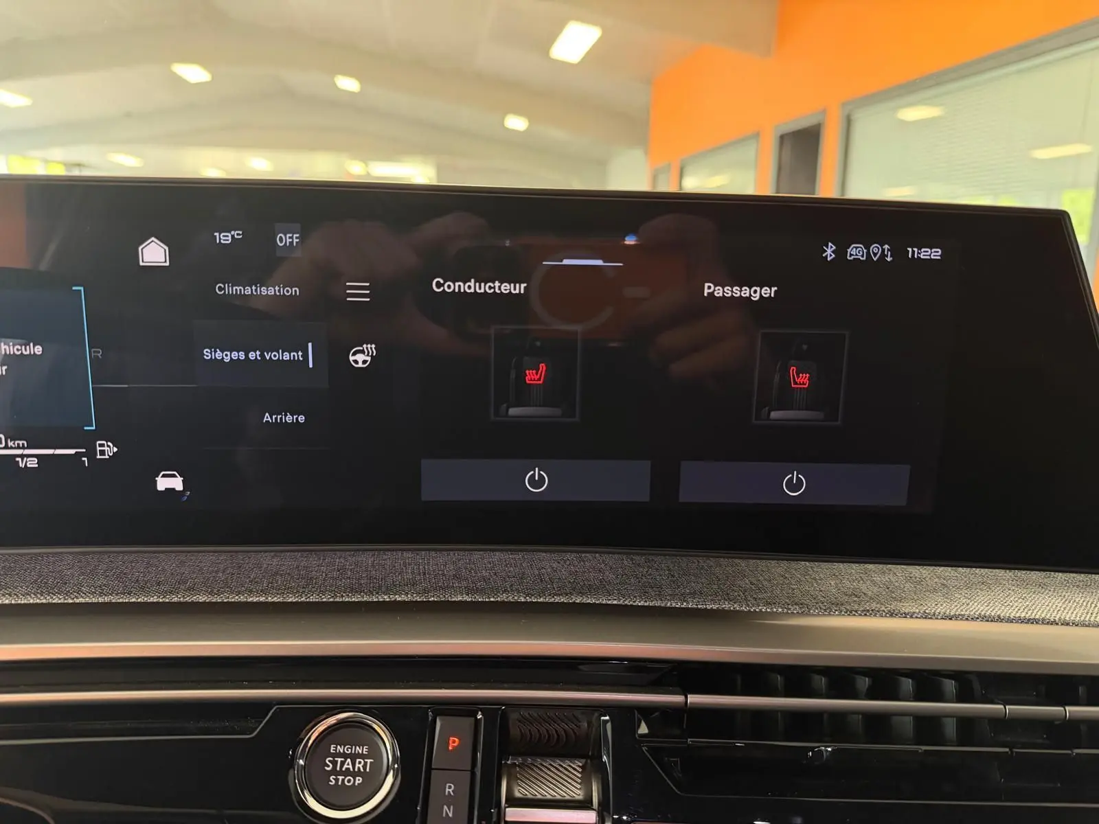 Écran tactile central du Peugeot 5008 Hybrid 145 GT 2025 montrant les commandes de sièges chauffants.