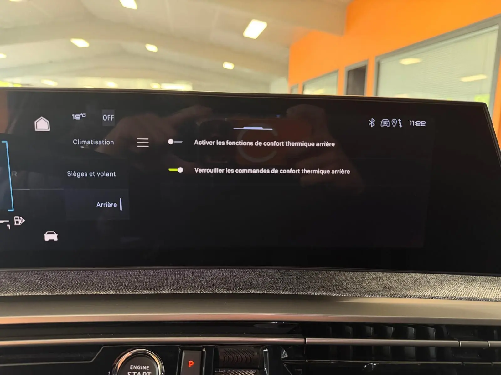 Écran tactile central du Peugeot 5008 Hybrid 145 GT montrant les réglages de confort thermique arrière, intérieur moderne.