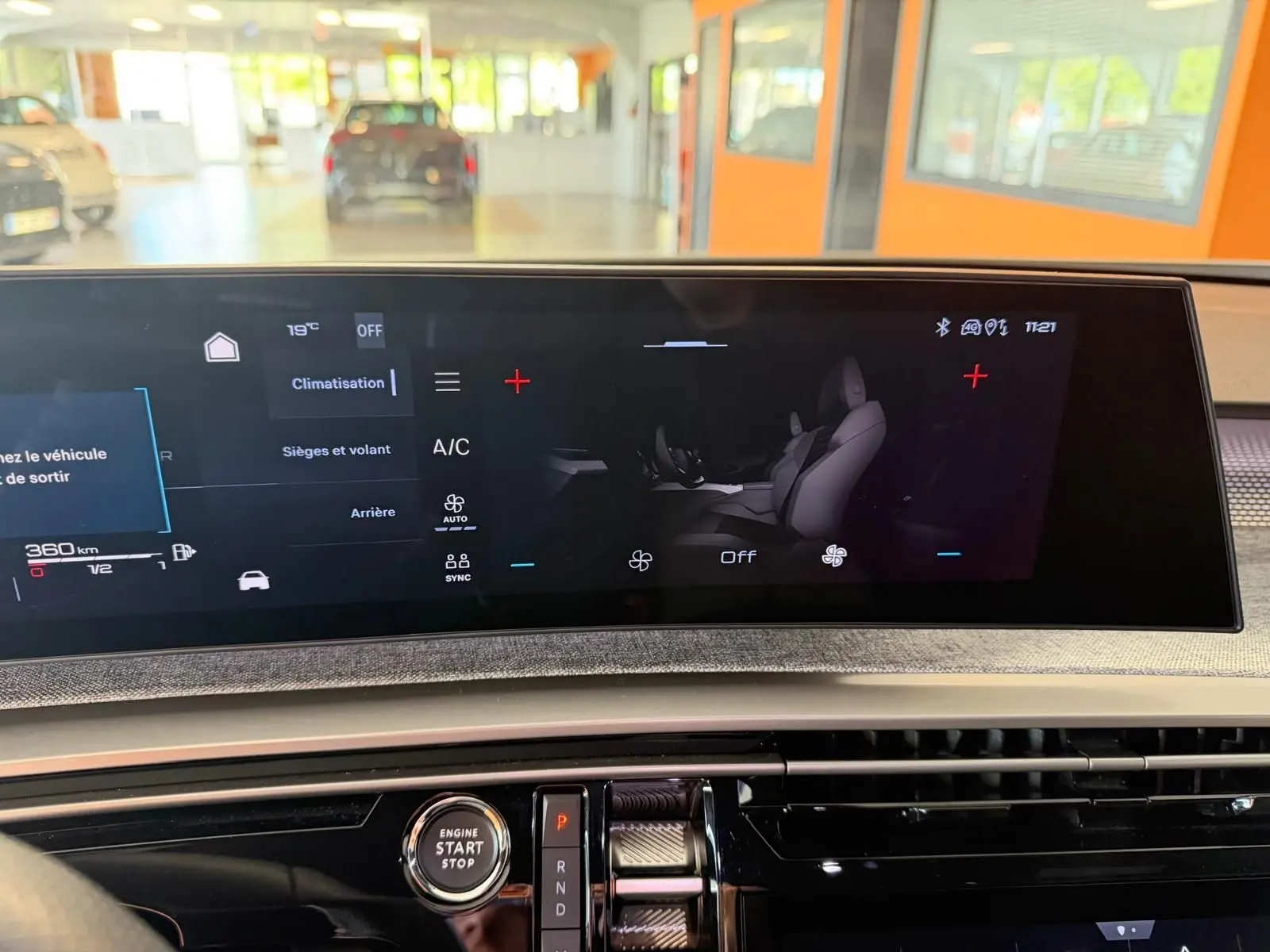 Vue rapprochée de l’écran tactile central du Peugeot 5008 Hybrid 145 GT 2025, affichant la climatisation et les sièges.