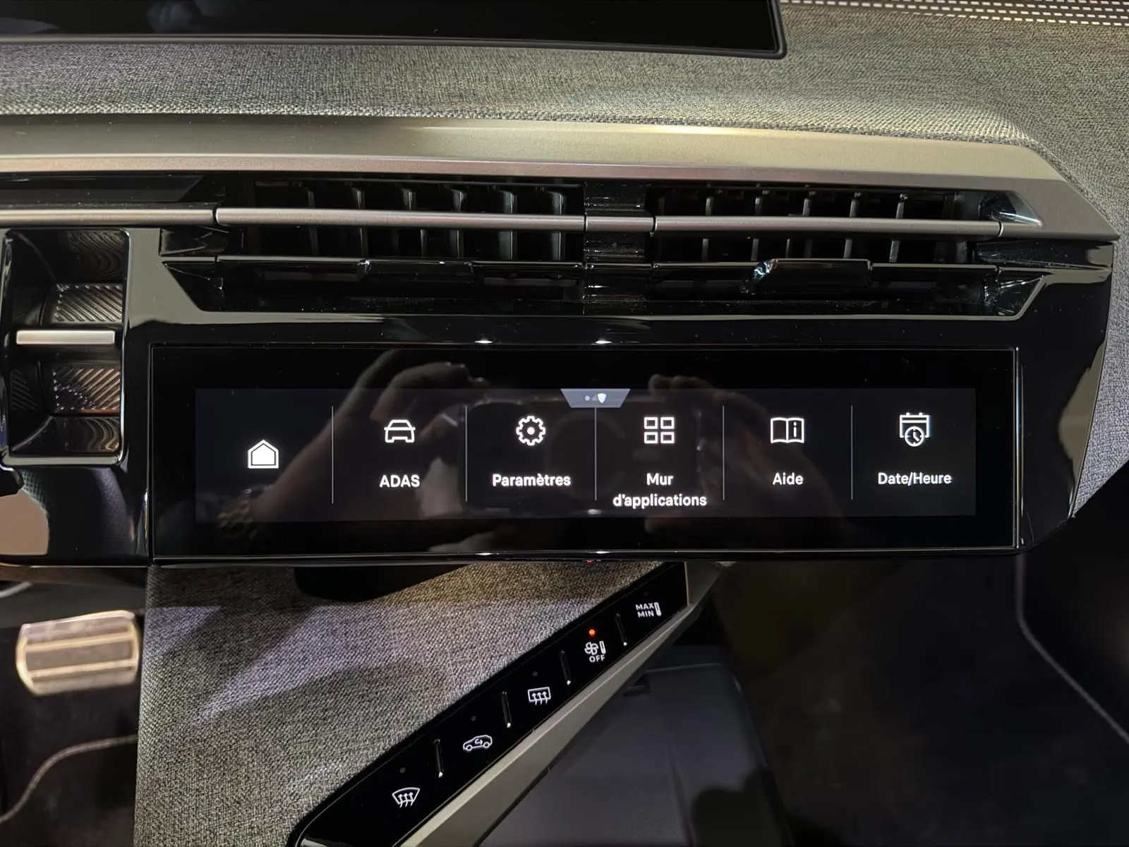 Vue rapprochée de l’écran tactile central HD 21’’ du Peugeot 5008 Hybrid 145 e-DCS6 GT avec commandes digitales.