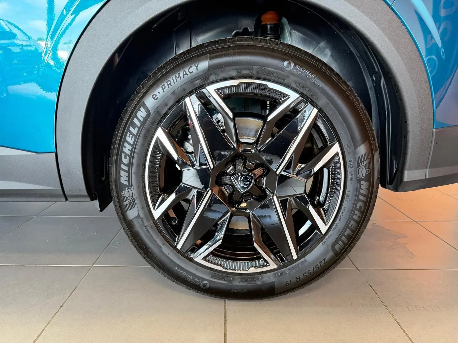 Gros plan sur la jante alliage 19’’ noire et argentée du côté gauche du Peugeot 5008 Hybrid 145 bleu Obsession.