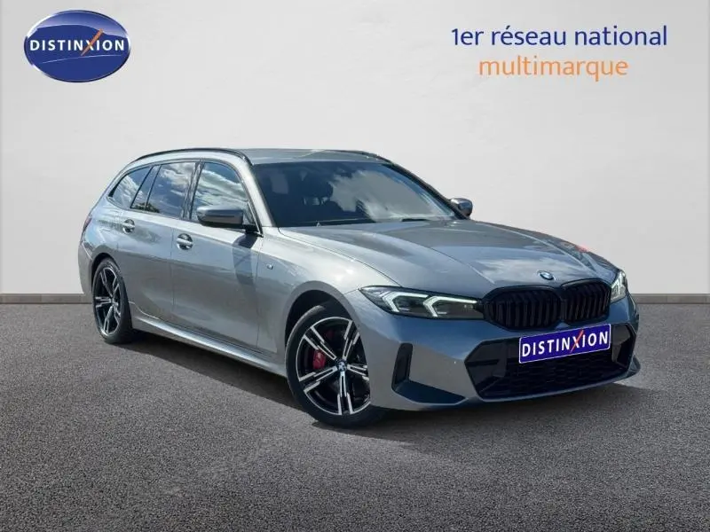 BMW Série 3 320dA xDrive M Sport grise métallisée vue 3/4 avant droit avec jantes sport et calandre noire.