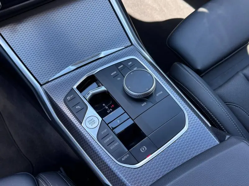 Gros plan sur la console centrale de la BMW Série 3 320dA xDrive M Sport 2025 avec finition Skyscrapergrau métallisé.