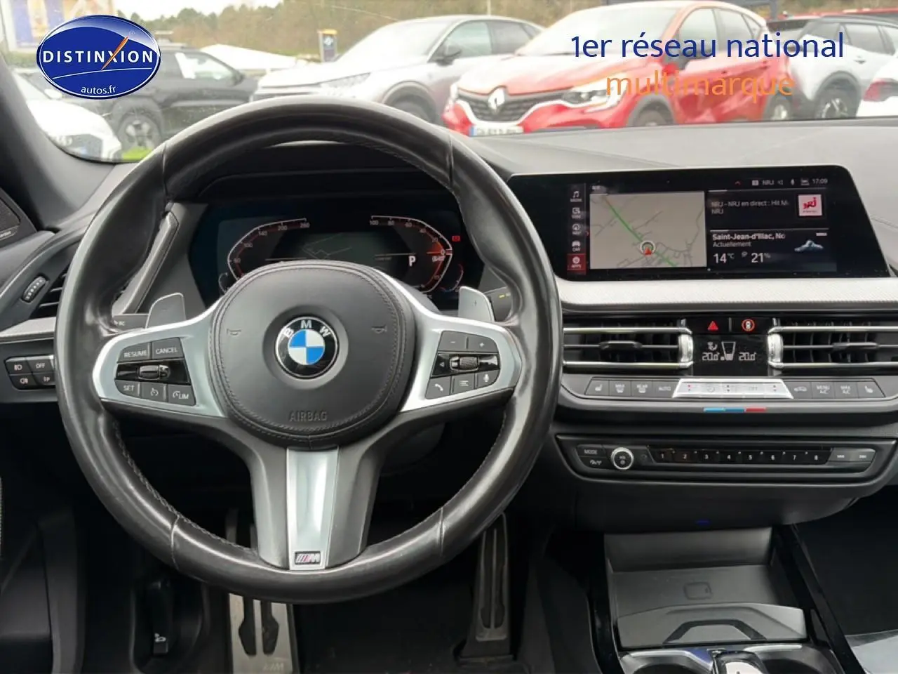 Vue intérieure du volant cuir sport BMW Série 2 Gran Coupé 218da avec tableau de bord et écran tactile GPS.