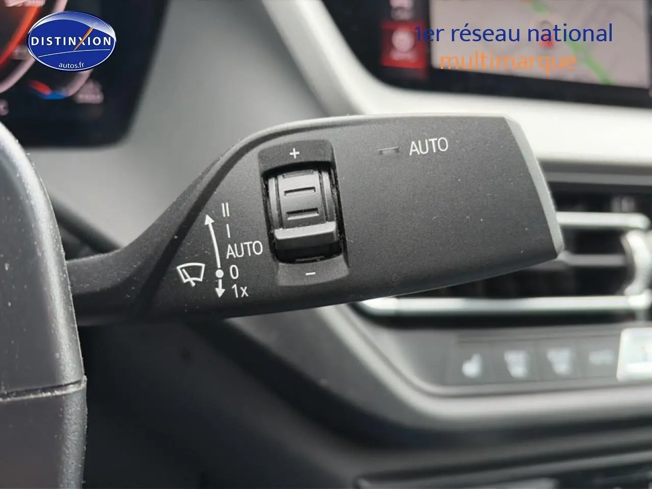 Gros plan sur la commande de l'essuie-glace automatique dans l'habitacle gris d'une BMW Série 2 Gran Coupe F44.