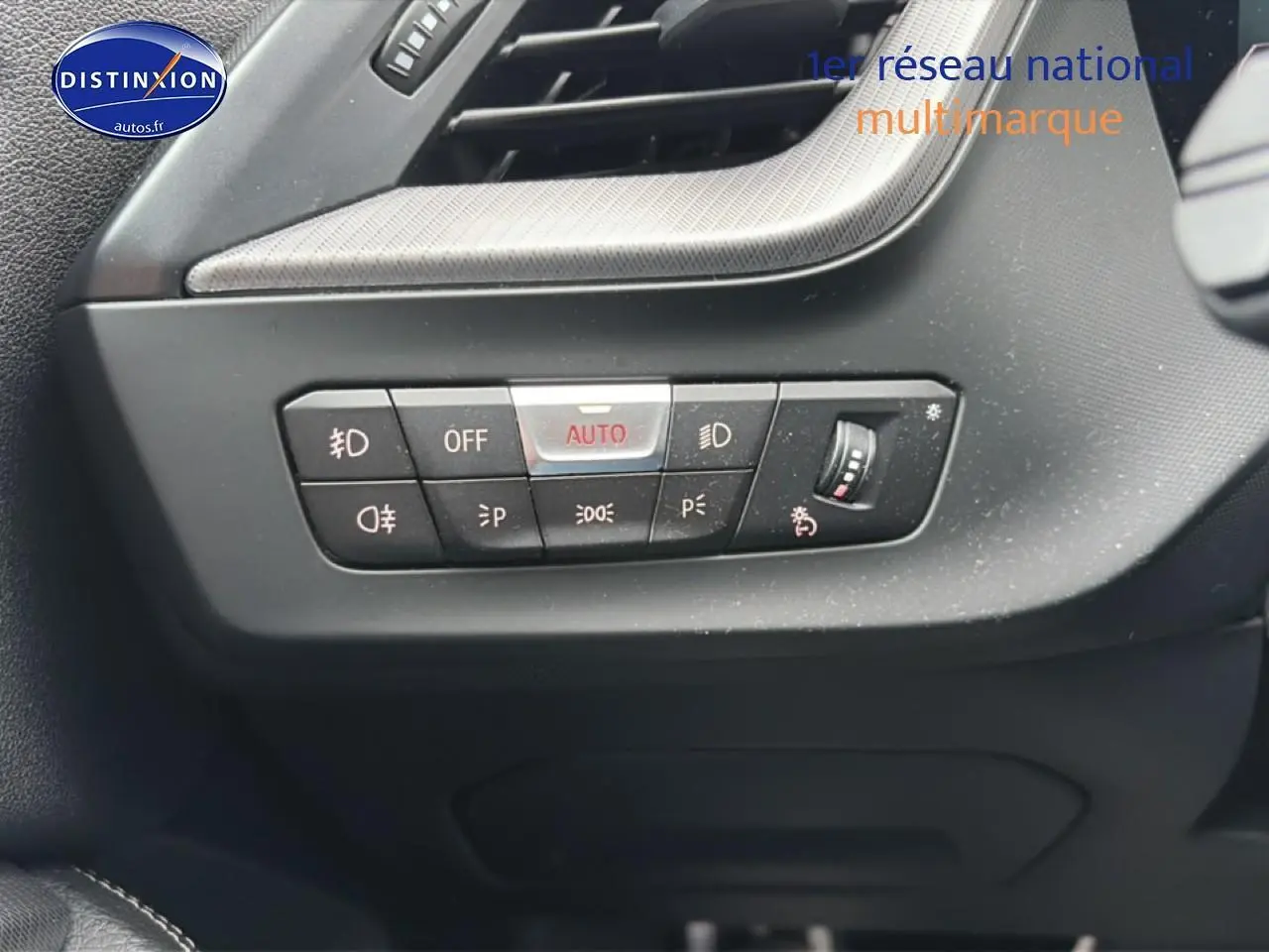 Gros plan sur les commandes d’éclairage intérieures noires avec réglage automatique sur BMW Série 2 Gran Coupe gris.