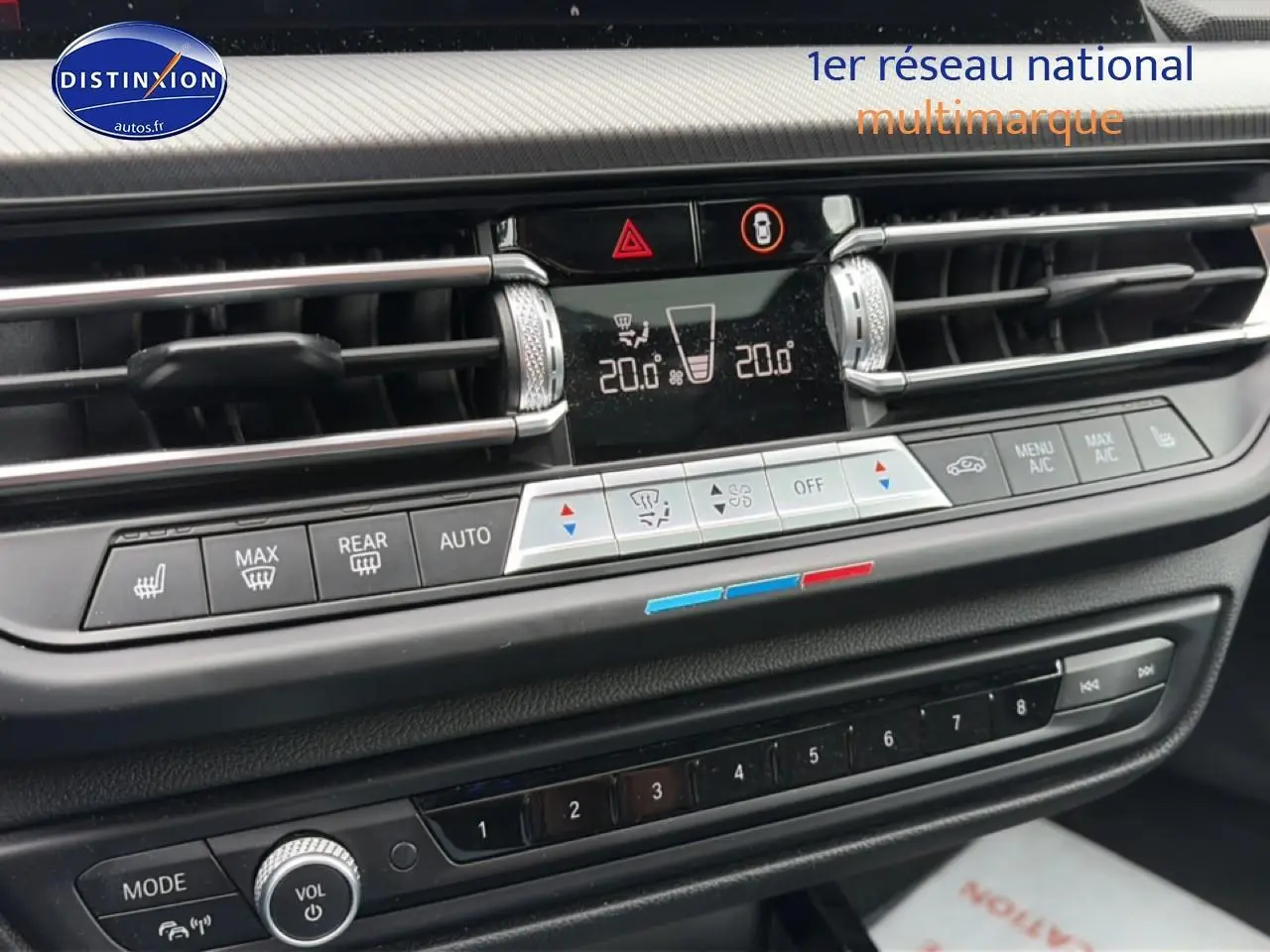 Détail du tableau de bord de la BMW Série 2 Gran Coupe gris, montrant la console centrale avec commandes climatisation et radio.