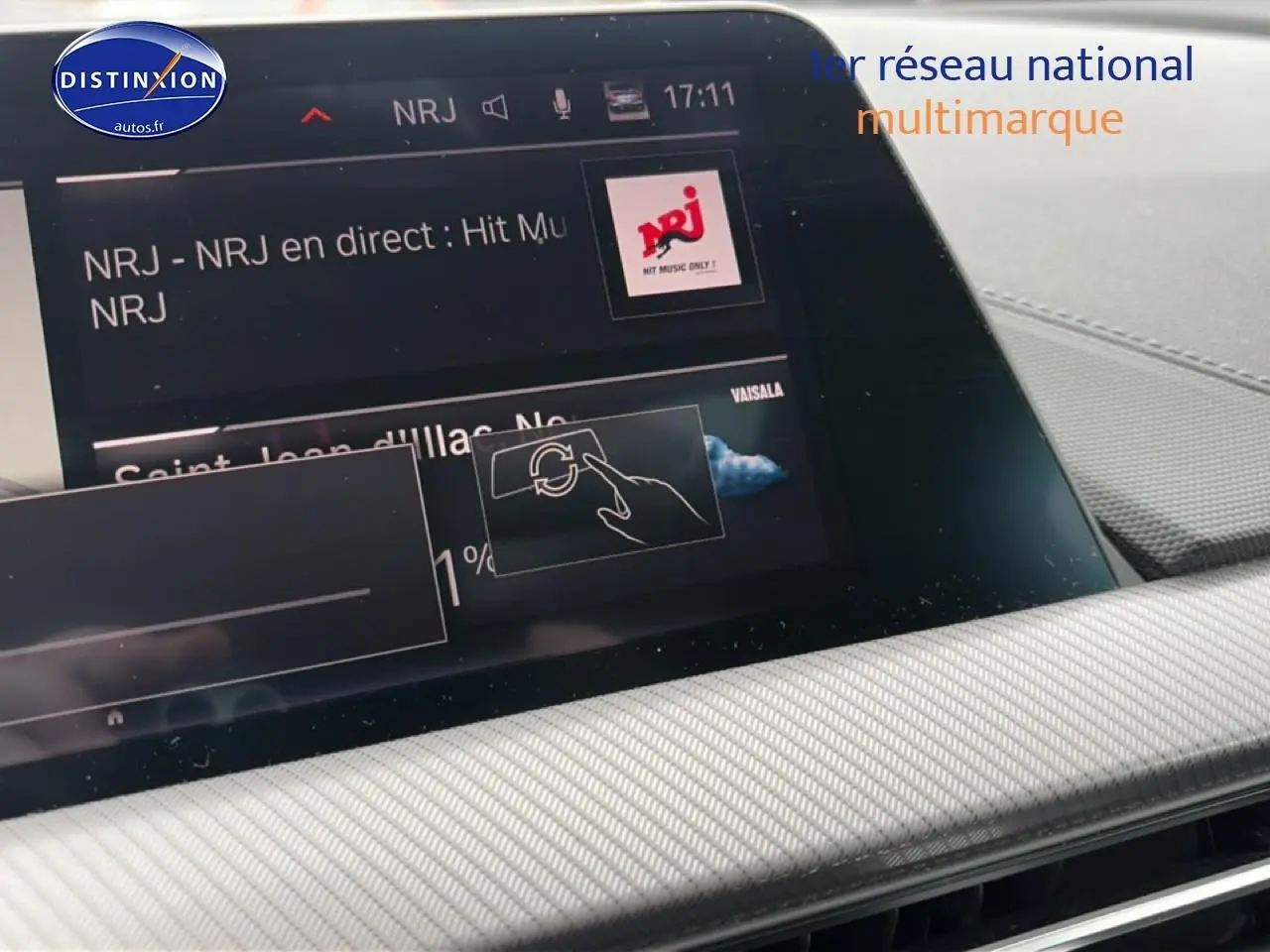 Écran tactile central de la BMW Série 2 Gran Coupé F44 gris, affichant la radio NRJ et l'interface multimédia.