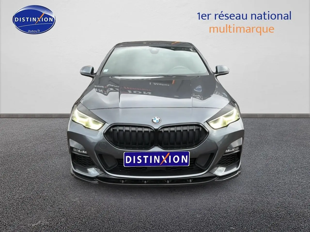 Vue avant d'une BMW Série 2 Gran Coupé F44 gris métallisé avec calandre noire et phares LED allumés.