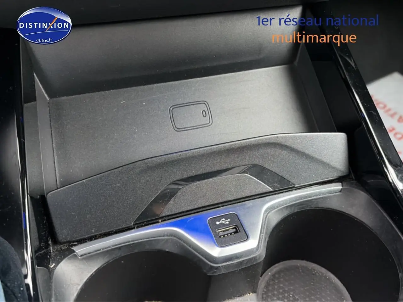 Vue rapprochée de la console centrale noire avec prise USB et porte-gobelets de la BMW Série 2 Gran Coupe F44 gris.