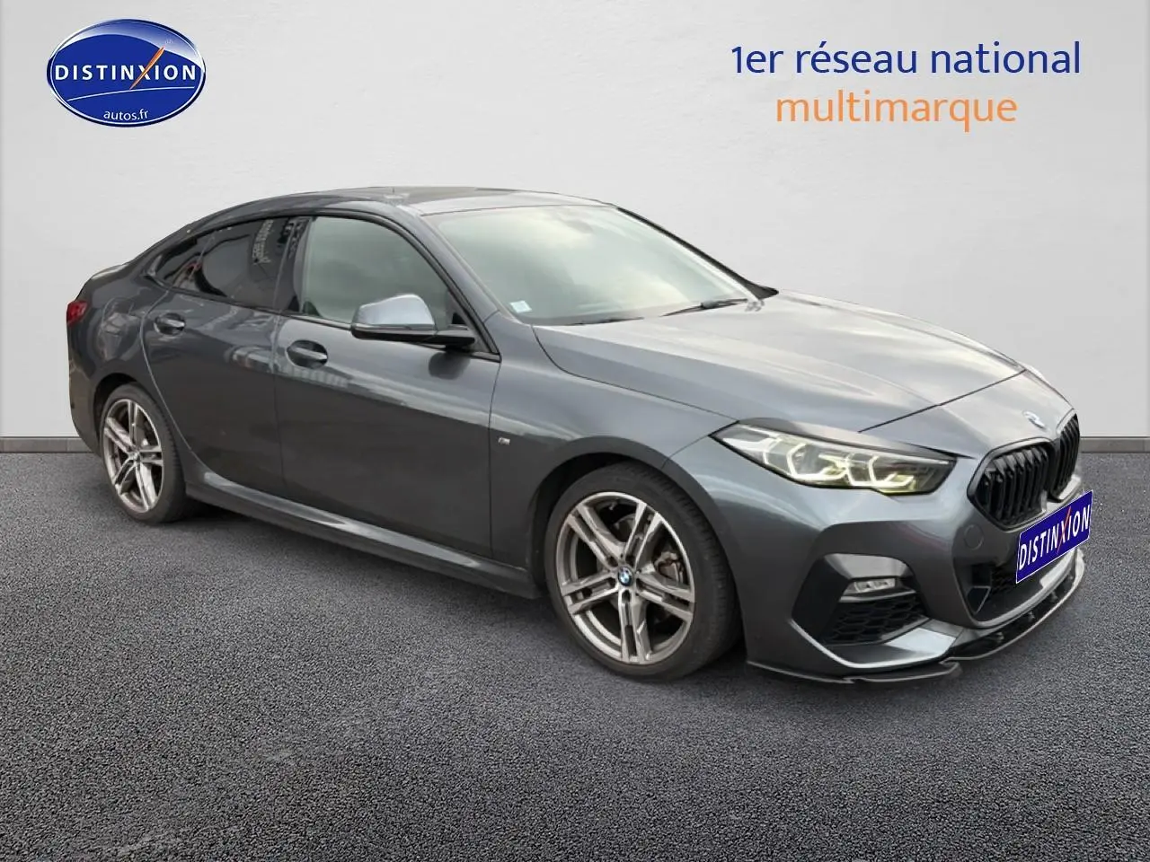 BMW Série 2 Gran Coupé gris en 3/4 avant droit, avec jantes alu et calandre noire sportive.
