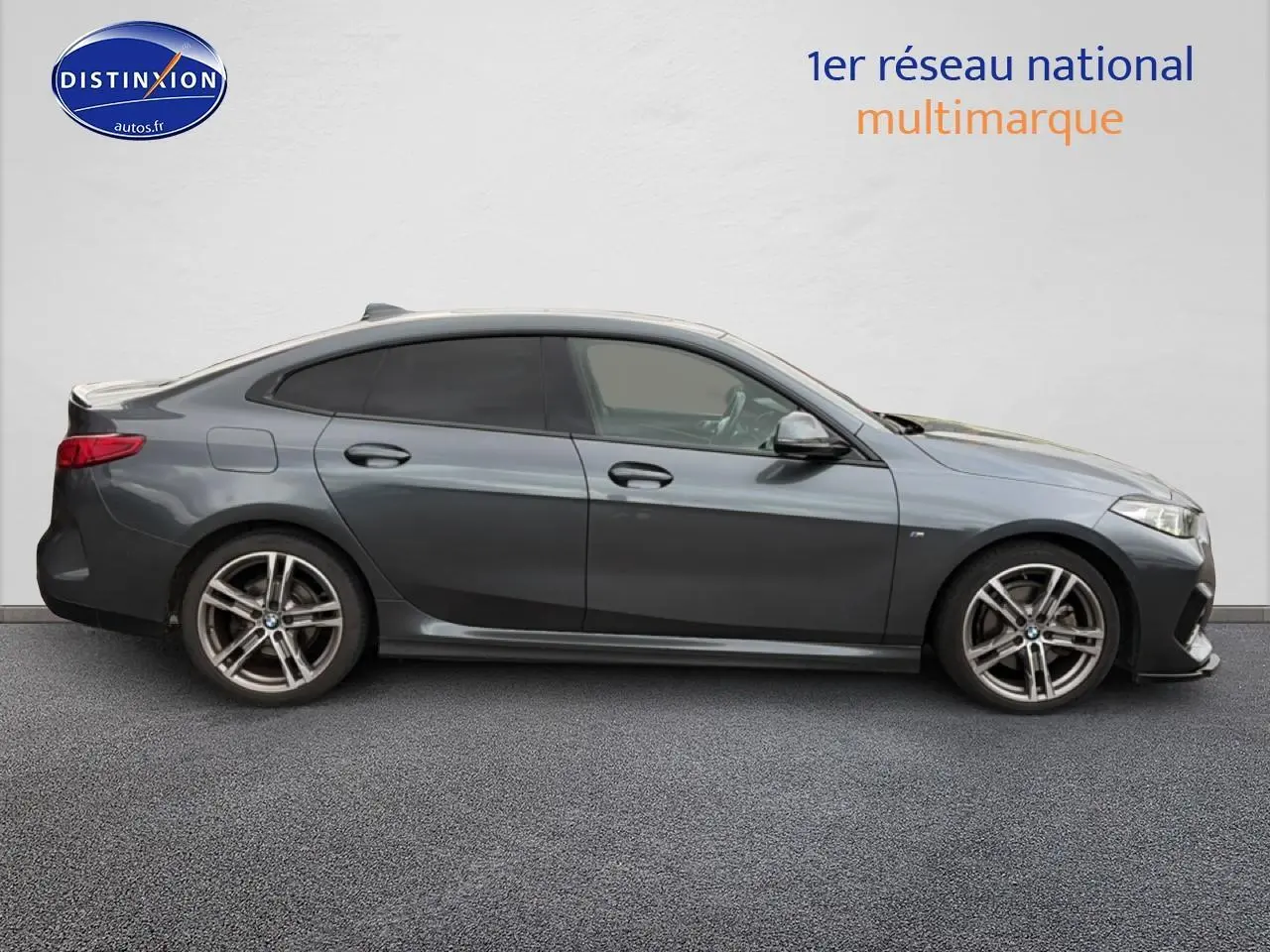 Profil côté gauche d'une BMW Série 2 Gran Coupé F44 gris métallisé avec jantes alliage sport et vitres teintées.