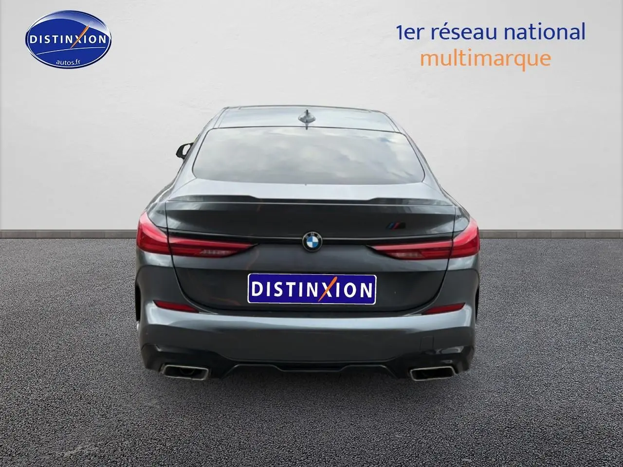 Vue arrière d'une BMW Série 2 Gran Coupé F44 gris métallisé avec double sortie d'échappement et logo M sport.