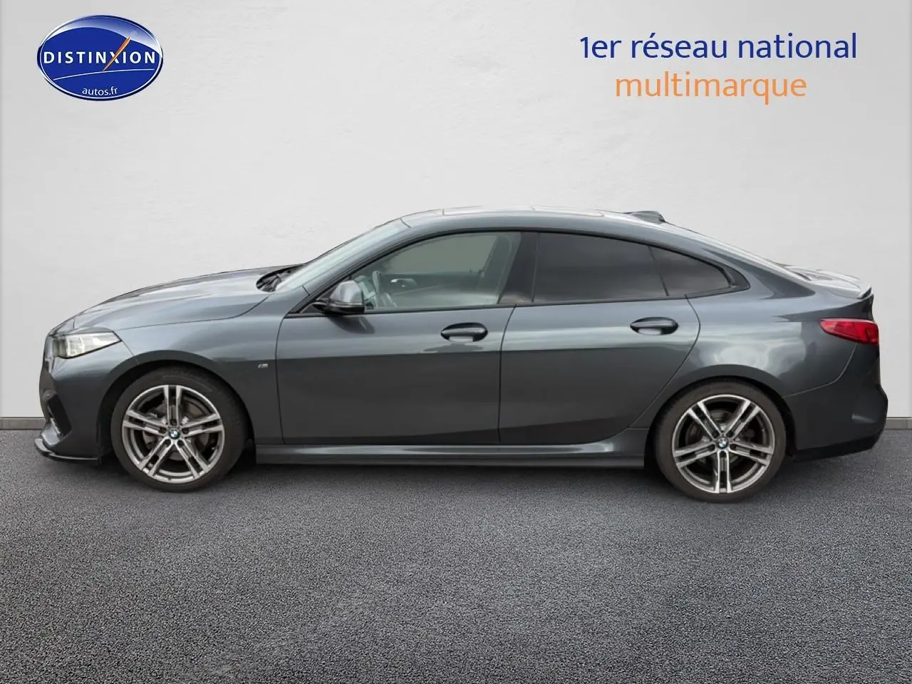 BMW Série 2 Gran Coupe gris vue de profil côté gauche, jantes alliage et vitres teintées.