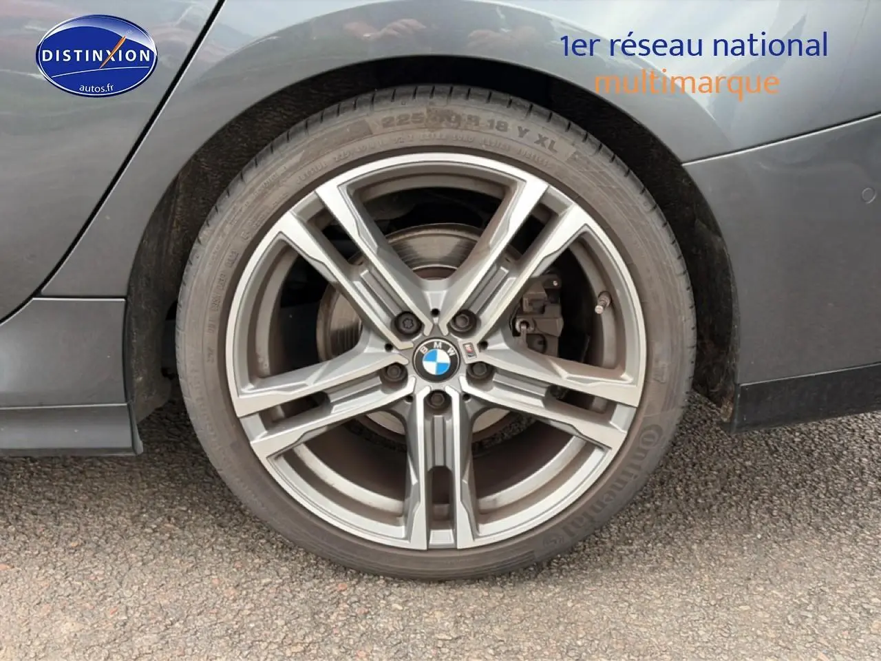 Gros plan sur la roue arrière droite grise d’une BMW Série 2 Gran Coupe F44 avec jante alu sportive.