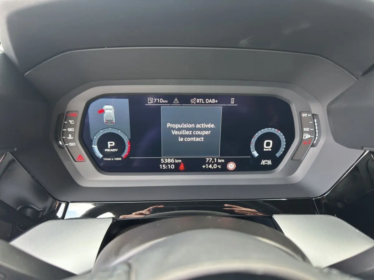 Vue du tableau de bord numérique de l'Audi A3 2024, affichant la propulsion activée et les compteurs en veille.