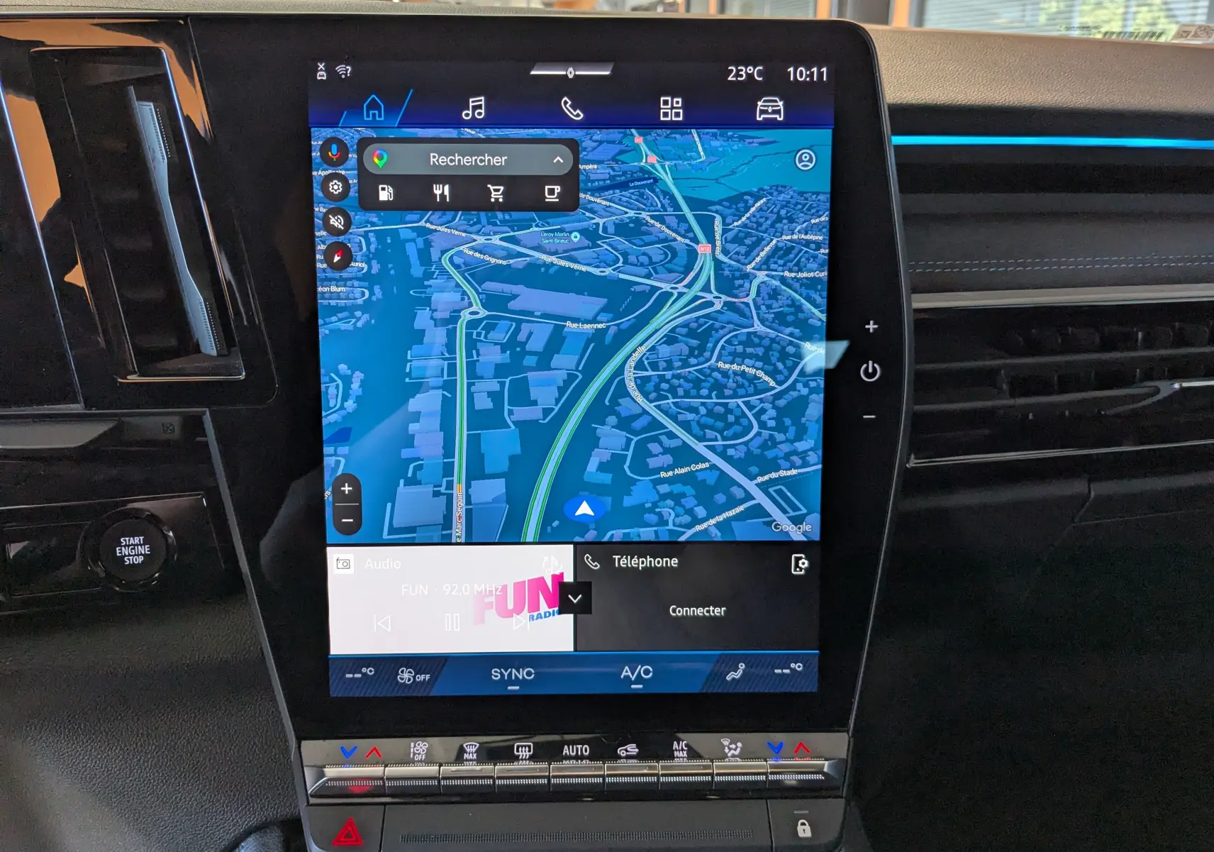 Vue rapprochée de l’écran tactile central du Renault Espace VI noir étoile, affichant la navigation GPS et les commandes multimédia.
