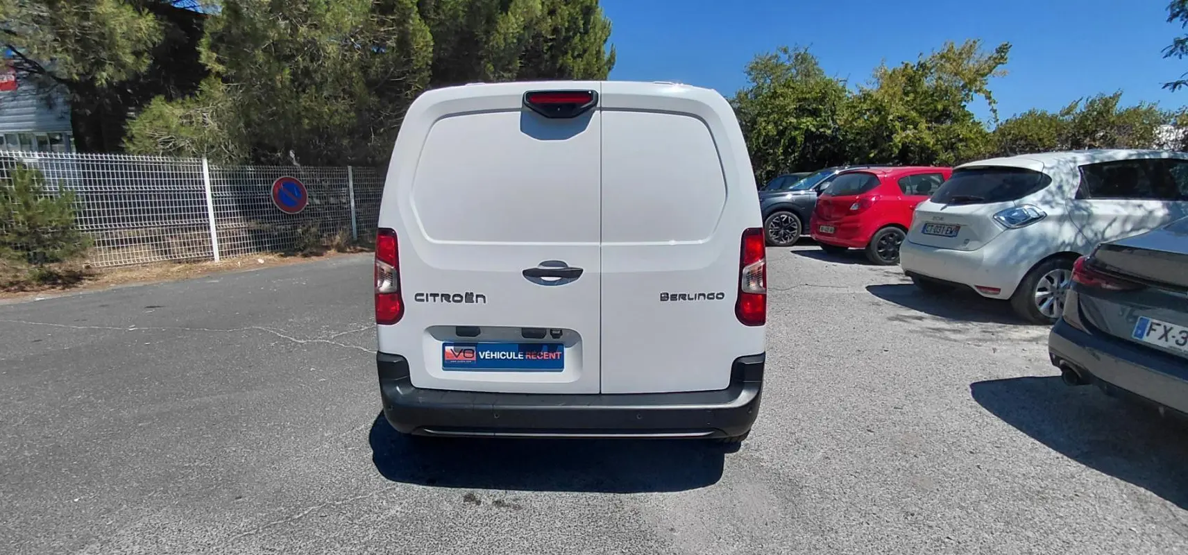 Vue arrière d’un utilitaire blanc Citroën Berlingo 2025, portes battantes fermées et feux arrière visibles.