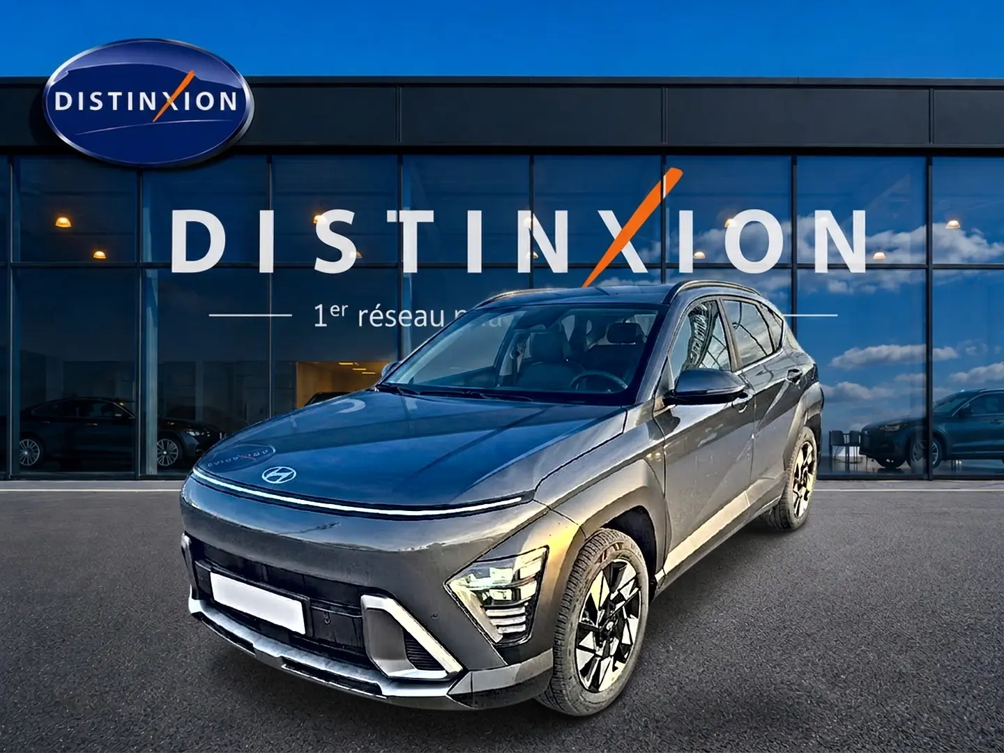 Vue 3/4 avant droite d'un Hyundai Kona 2025 gris ecotronic avec jantes alliage et feux LED distinctifs.