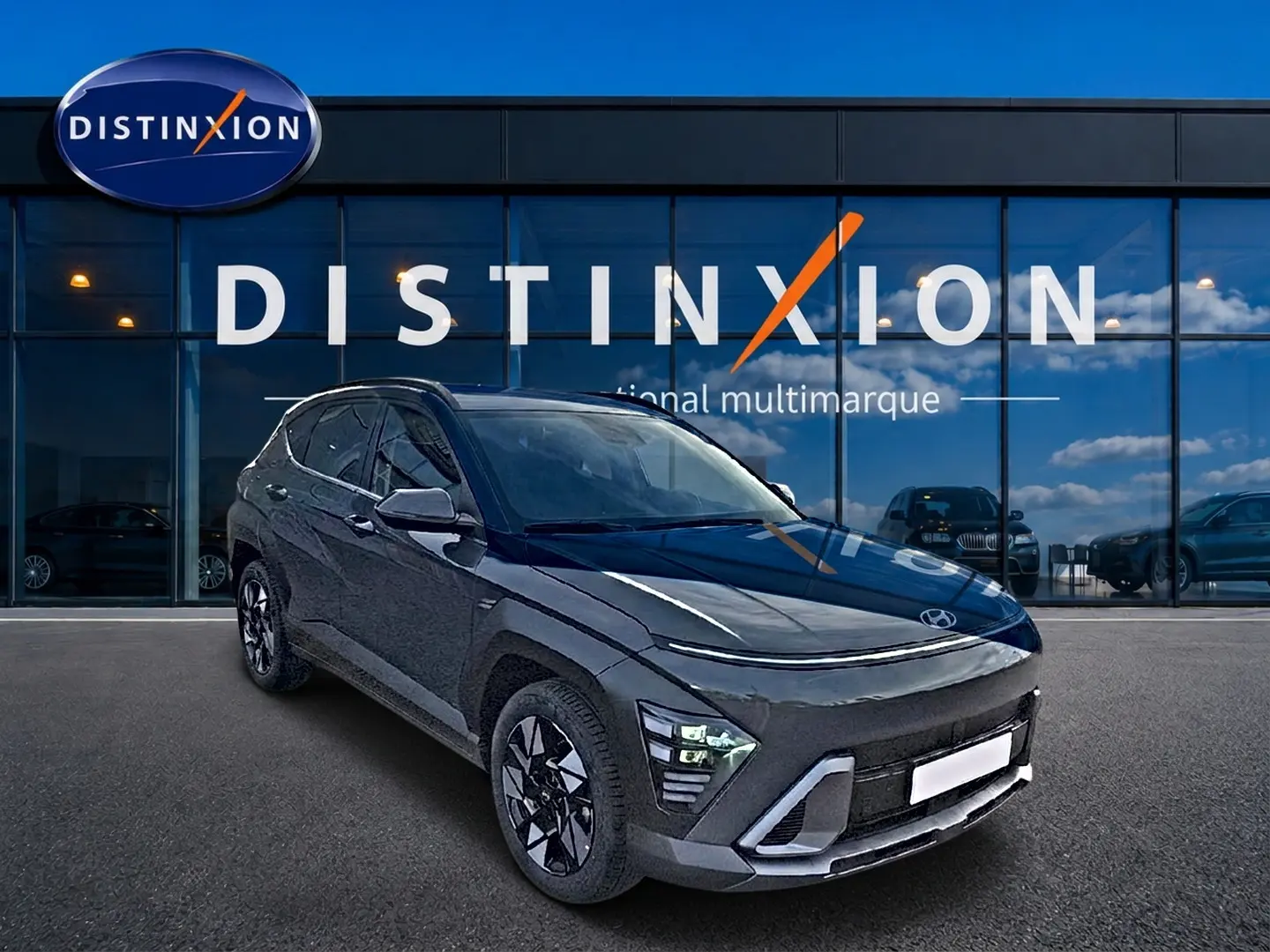 Hyundai Kona 2025 gris ecotronic en 3/4 avant droit, avec feux LED et jantes alliage noires distinctives.