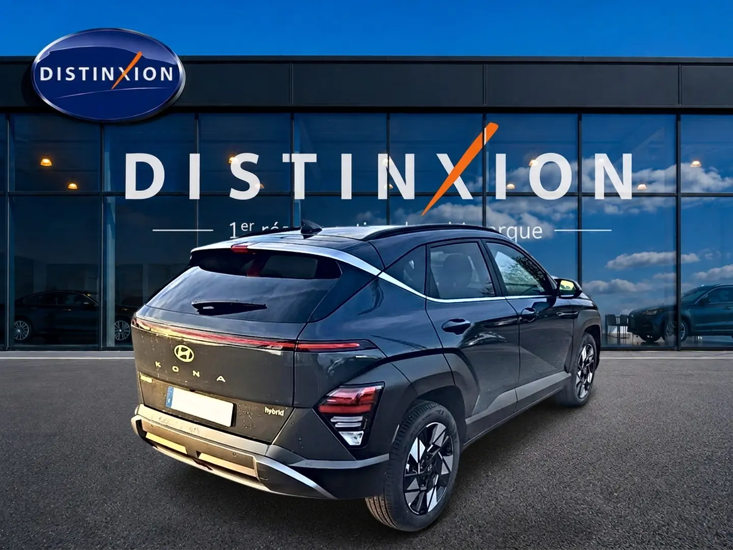 Vue 3/4 arrière droite d'un Hyundai Kona gris ecotronic avec feux arrière LED et antenne aileron de requin.