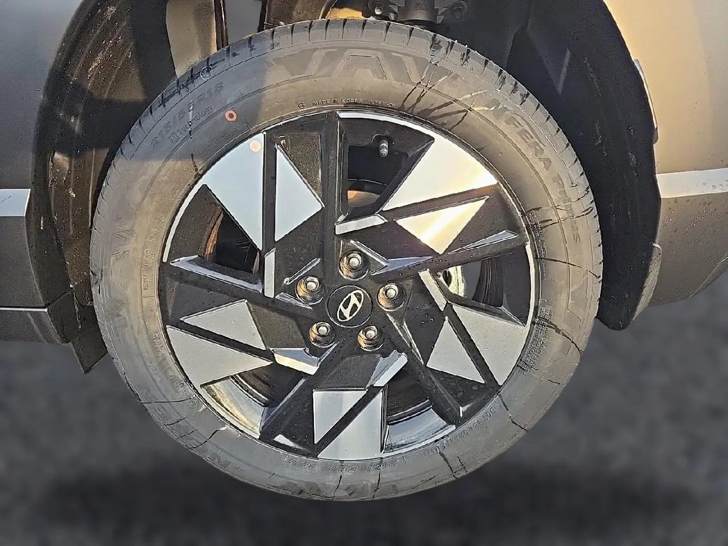 Gros plan sur la jante alliage 18 pouces noire et argentée du Hyundai Kona gris ecotronic, côté roue avant.
