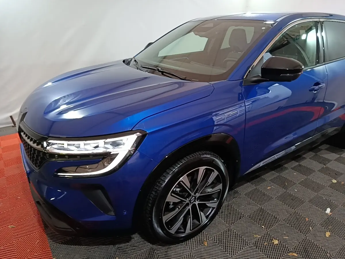 Vue 3/4 avant droit du Renault Austral bleu avec phares LED et jantes alliage distinctives.