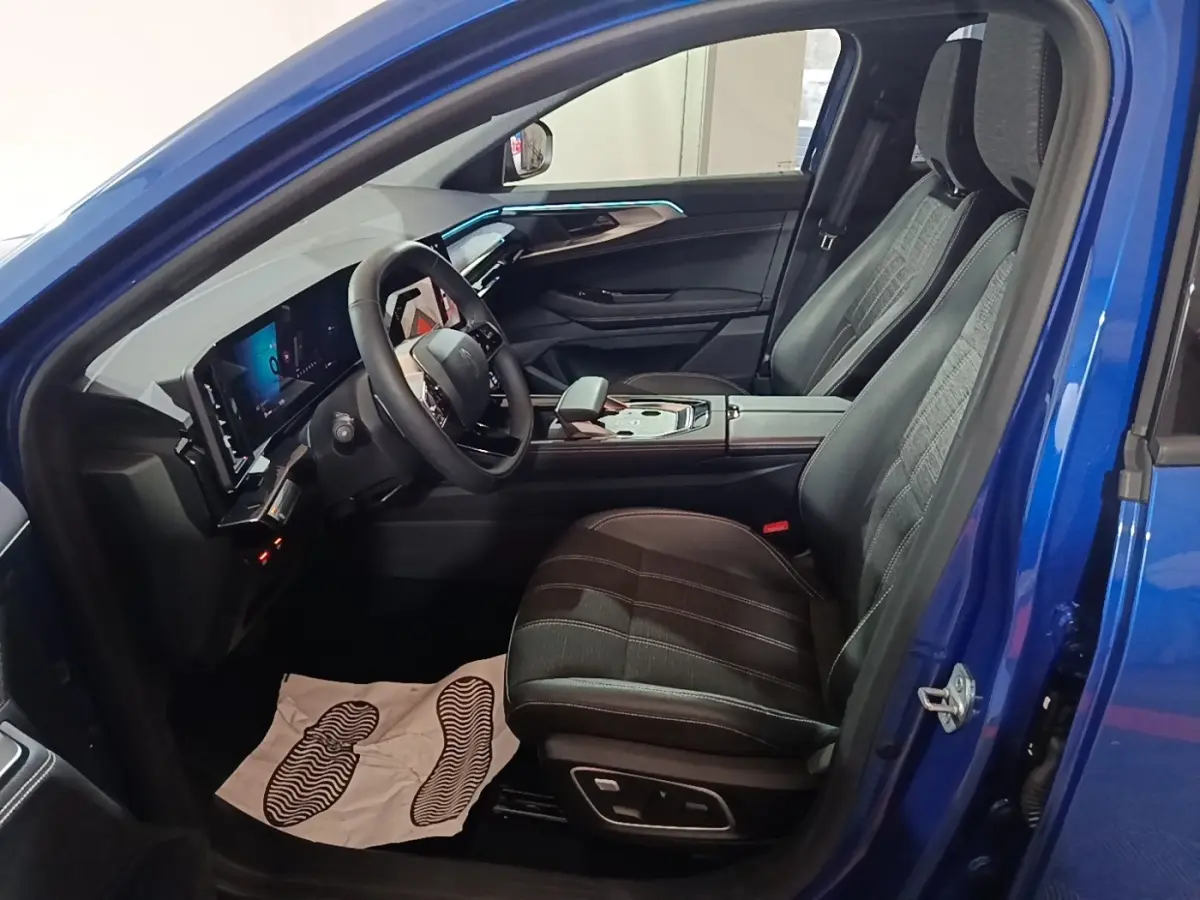 Intérieur côté conducteur du Renault Austral bleu 2024, montrant siège cuir, volant multifonctions et tableau de bord numérique.