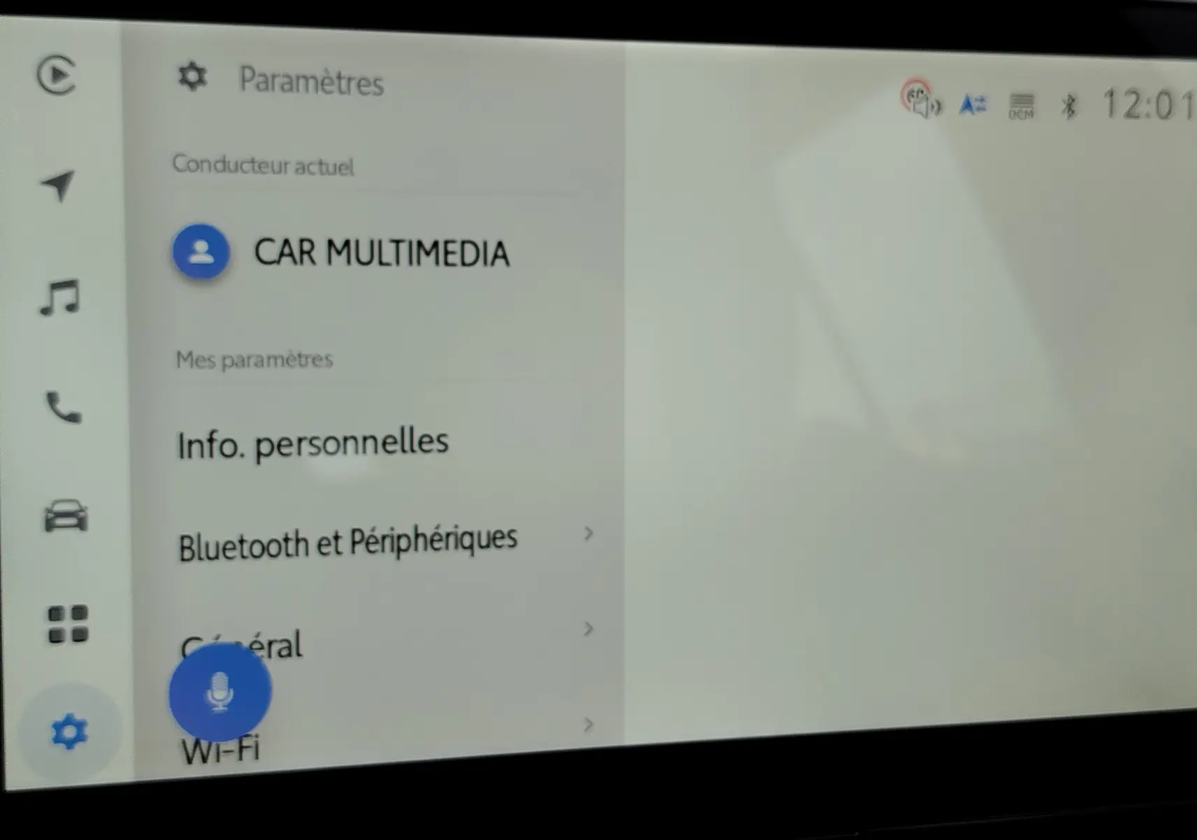 Écran tactile du système multimédia du Toyota Corolla Cross 2025, affichant les paramètres et options connectivité.