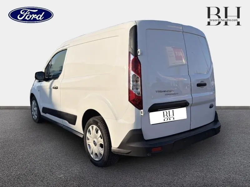 Vue 3/4 arrière droite du Ford Transit Connect blanc glacier avec portes arrière battantes et protections noires.