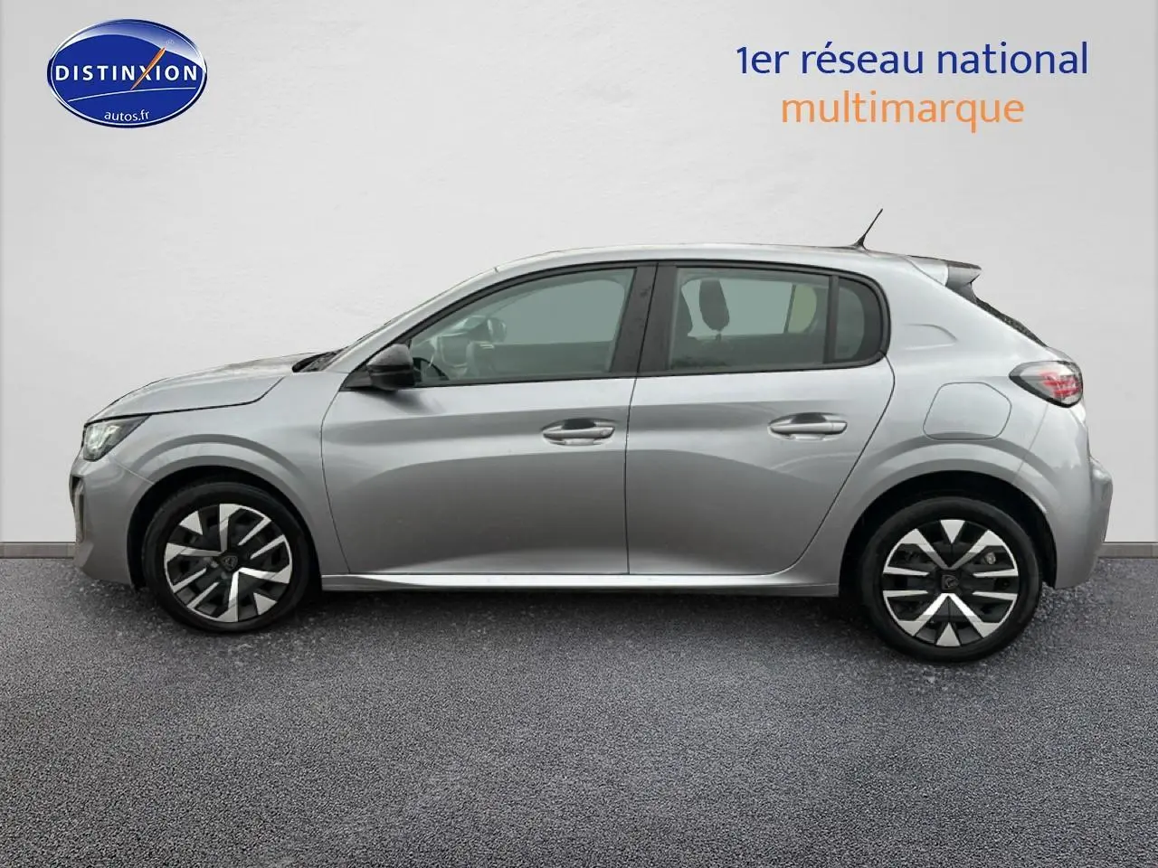 Profil côté gauche d'une Peugeot 208 2024 gris artense avec jantes alliage et vitres teintées.