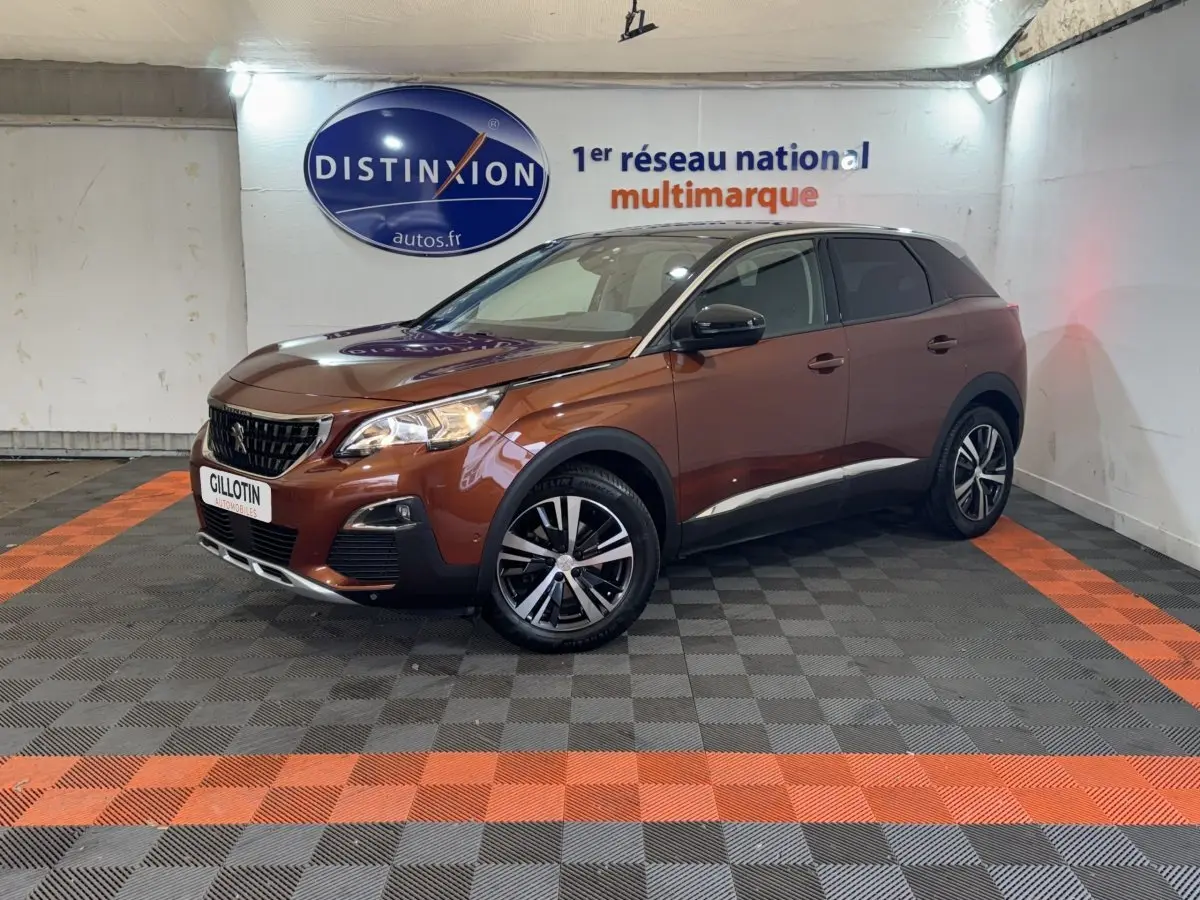Peugeot 3008 orange vue 3/4 avant droit en intérieur, avec jantes alliage et calandre noire distinctive.
