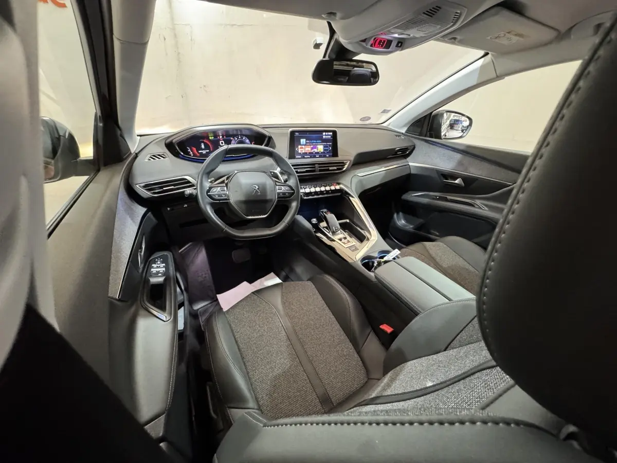 Vue intérieure avant droit du Peugeot 3008 PureTech 130 Allure 2020, tableau de bord moderne avec écran tactile et volant cuir.