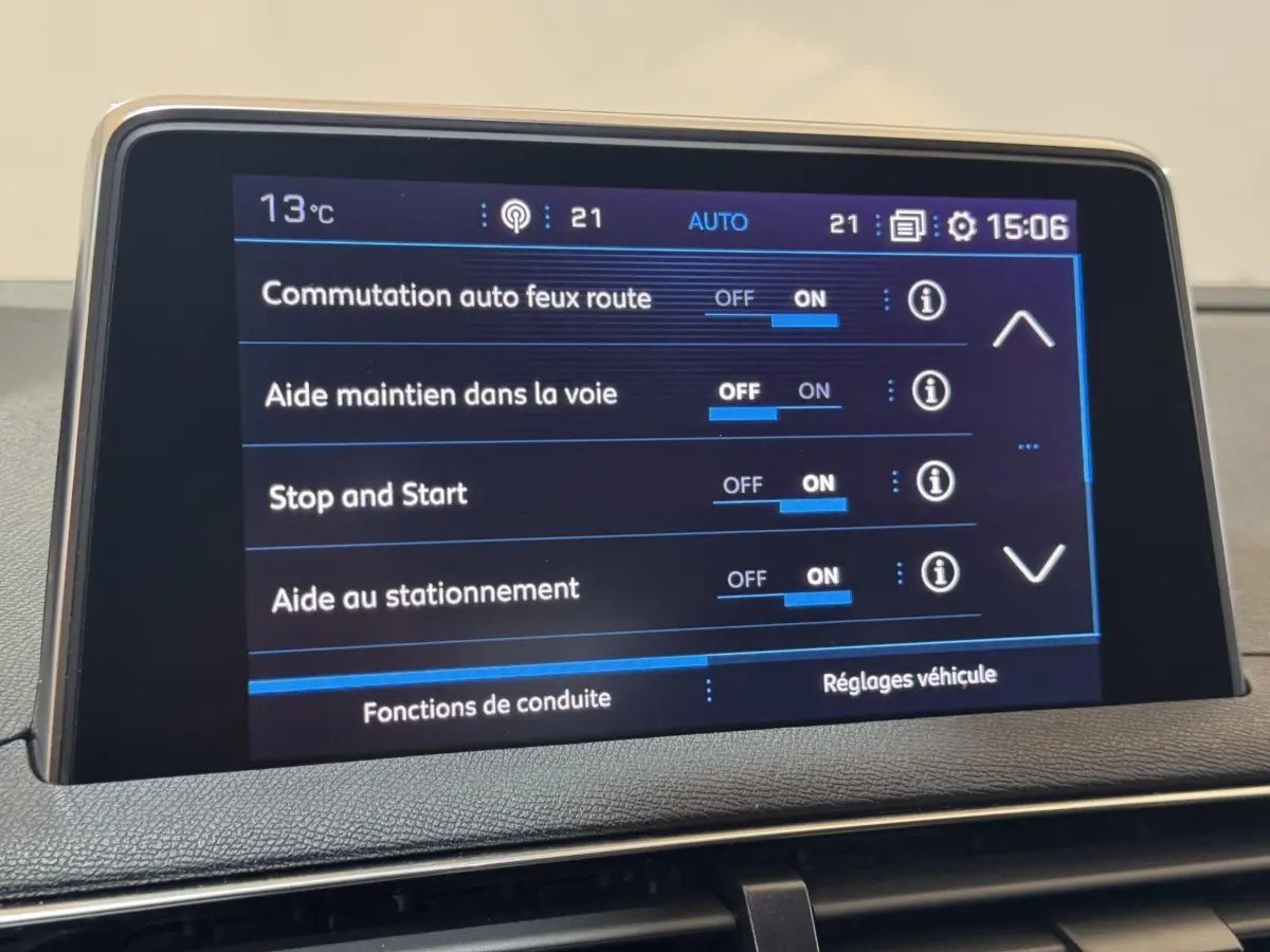 Écran tactile central du tableau de bord du Peugeot 3008 affichant les réglages d’aides à la conduite.