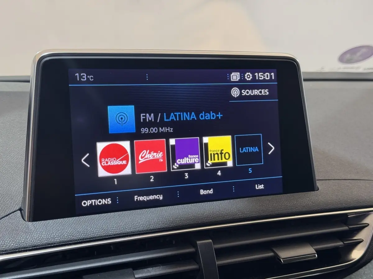 Écran tactile central affichant les radios FM dans l’habitacle d’un Peugeot 3008 2020, vue de face.