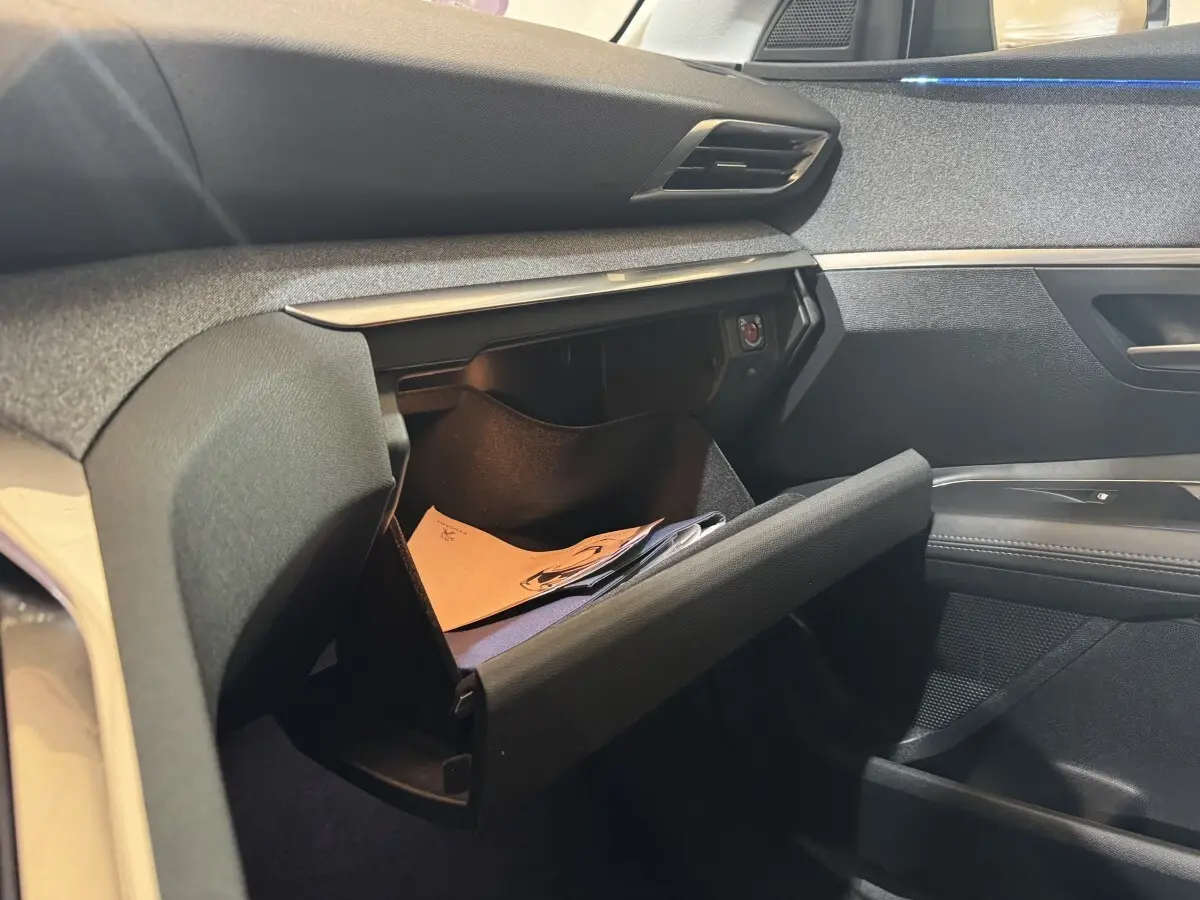 Vue intérieure côté passager du coffre à gants ouvert du Peugeot 3008 PureTech 130 S&S EAT8 Allure 2020, avec documents visibles.