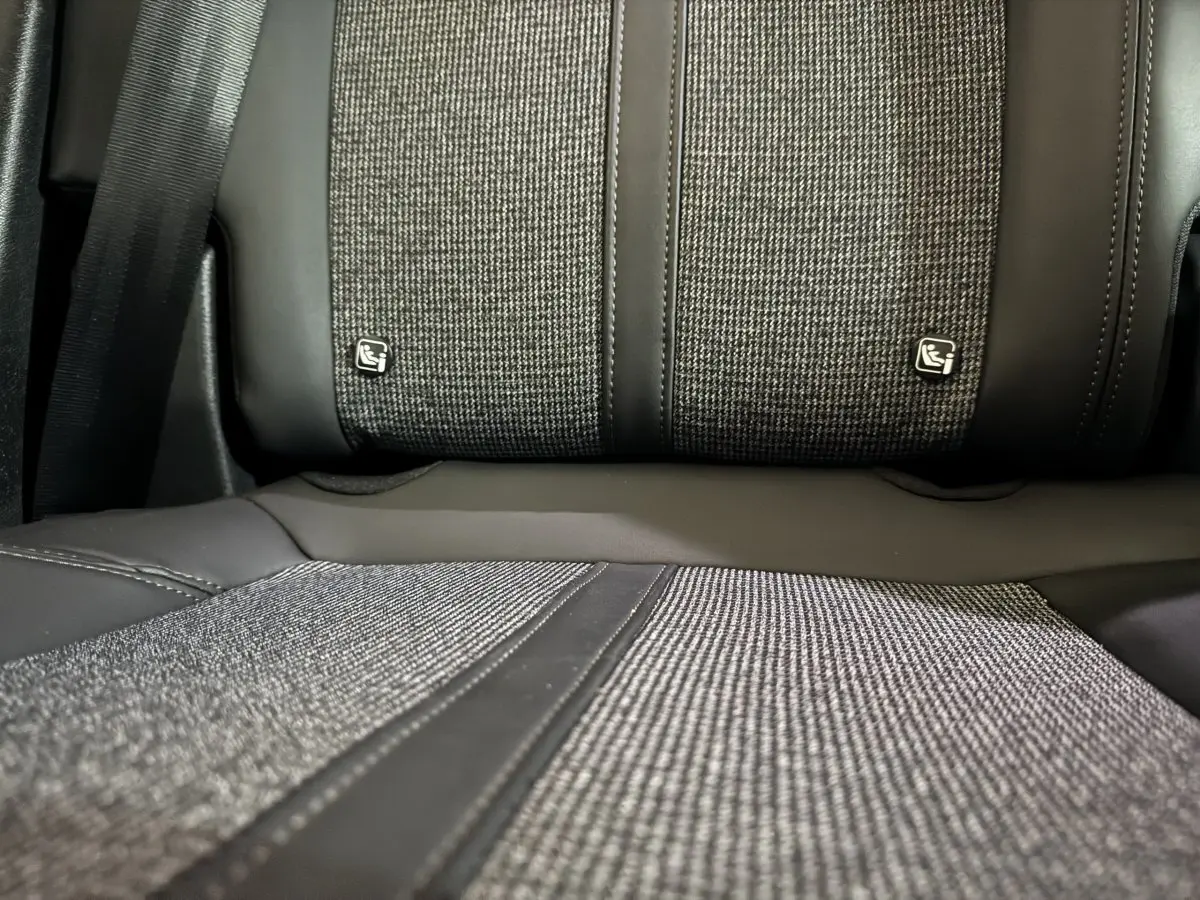 Gros plan sur la banquette arrière en tissu gris et cuir noir du Peugeot 3008 PureTech 130 Allure 2020.